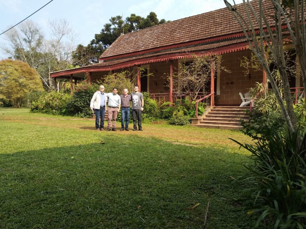 || Pesquisadores Harto Viteck, Rudi Sander e Luiz Eduardo Deon, na companhia do professor doutor Alberto Daniel Alcaraz (2º da esquerda à direita), da Universidade Nacional de Misiones, na Estância Santa Inês que pertence aos herdeiros de Pedro Nuñez, em setembro de 2019.
Imagem: Acervo Projeto Memória Rondonense - FOTO 18 -