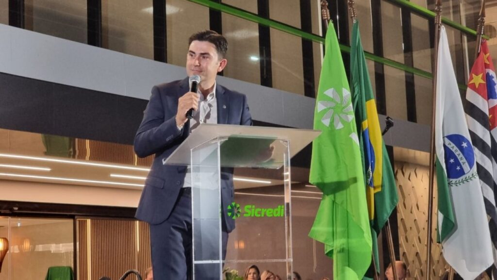 || Fernando Barros Fenner, presidente do Conselho de Administração da Sicredi Aliança PR/SP, em sua alocução na solenidade de inauguração da nova sede central da cooperativa de crédito, em setembro de 2023.
Imagem: Acervo Tribuna do Oeste - FOTO 24 -