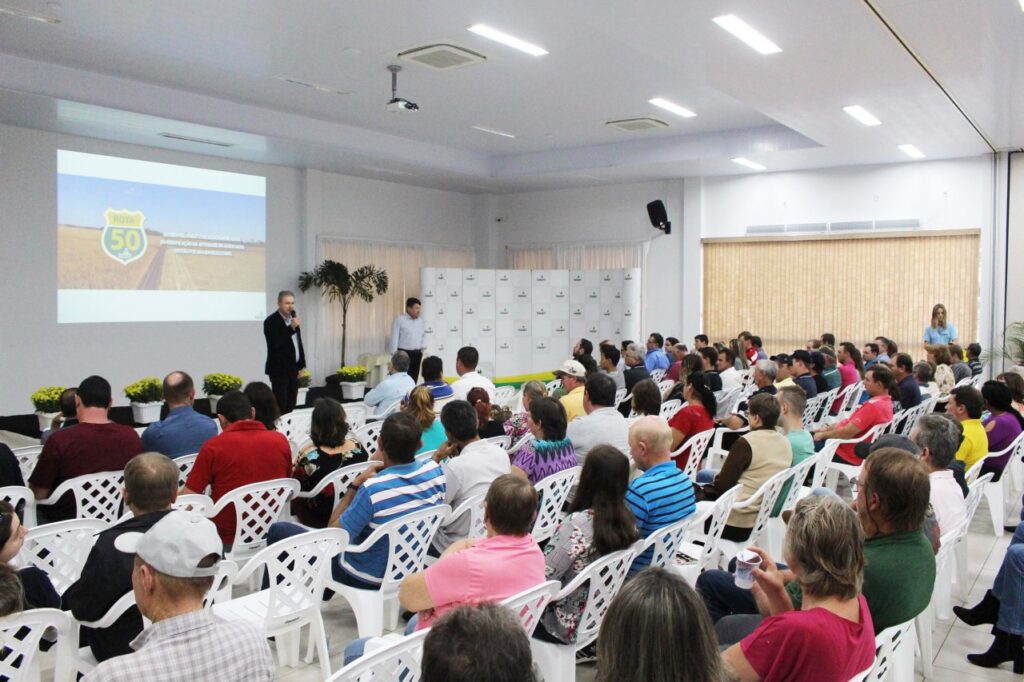 || Eloi Darci Podkowa, diretor vice-presidente da Cooperativa Agroindustrial Copagril, fazendo a abertura do Seminário Anual de Produtores de Aves 2018,  tendo ao lado o diretor-secretário da cooperativa, Márcio Buss. 
Imagem: Comunicação Copagril - Crédito: Carina Ribeiro - FOTO 19 -