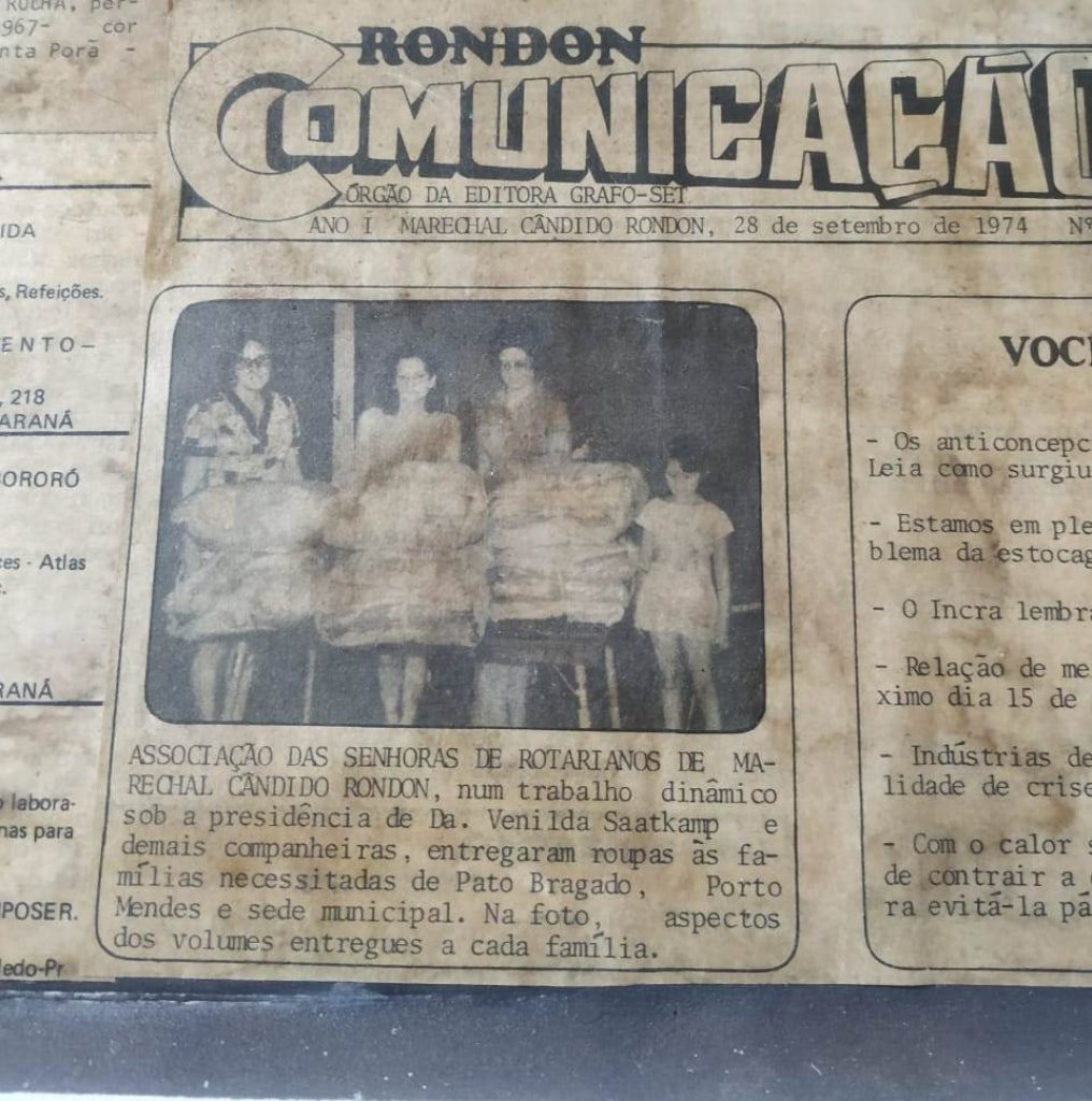 || Entrega de roupas à famílias carentes de Pato Bragado, Porto Mendes e sede municipal pela Associação das Senhoras de Rotarianos de Marechal Cândido Rondon, em setembro de 1974. 
Imagem: Acervo  Rodrigo Bellé - FOTO 13 -