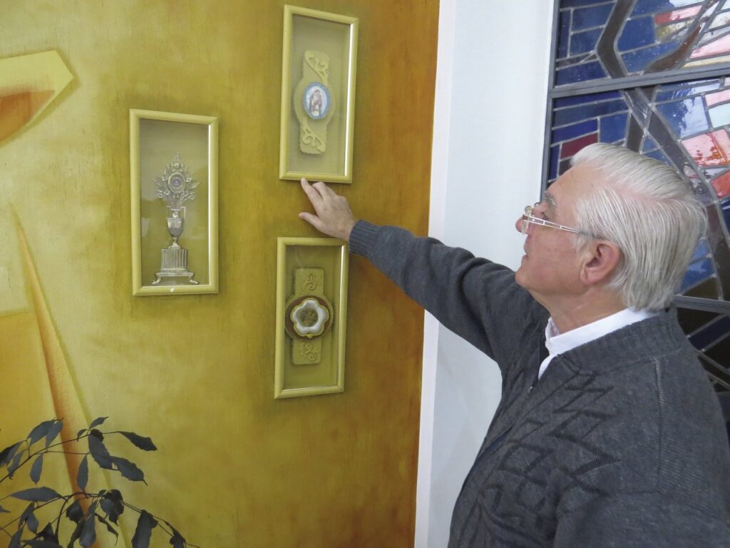 || Padre Lucas Schwartz, vigário da Matriz Católica Santa Rosa de Lima, da sede municipal de Nova Santa Rosa, mostrando as relíquias da santa peruana. 
Imagem: Acervo O Presente - Crédito:  Mirely Weirich - FOTO 11 -
