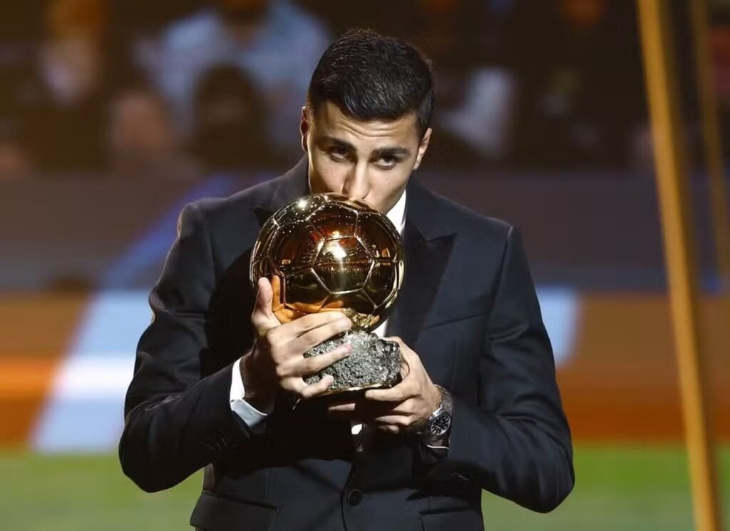 || Jogador Rodri recebendo a "Bola de Ouro 2014", em final de outubro.
Imagem: Acervo e crédito Reuters - FOTO 44 -