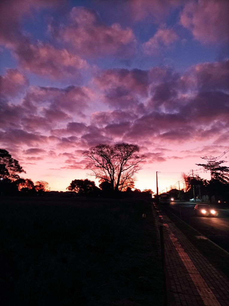 || Pôr do sol avistado de outro ponto da cidade de Marechal Cândido Rondon, em 22 de agosto de 2022.
Imagem: Acervo e crédito Valdemir José Sonda - FOTO 13 -