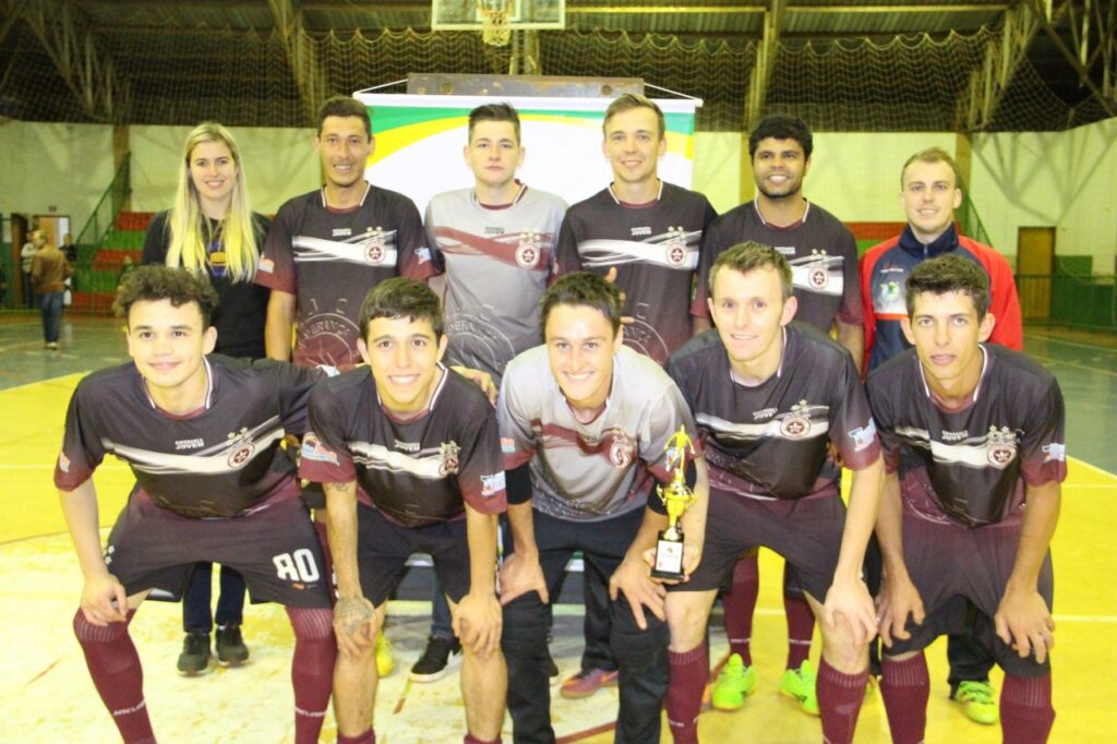 || Esperança Jovem – Linha Campo Sales, distrito de Margarida, que conquistou o primeiro na 3ª etapa das Olimpíadas ACJC 2018, na modalidade de futebol de salão, em setembro de 2018. 
Imagem: Acervo Comunicação Copagril - Crédito: Carina Ribeiro - FOTO 19 -